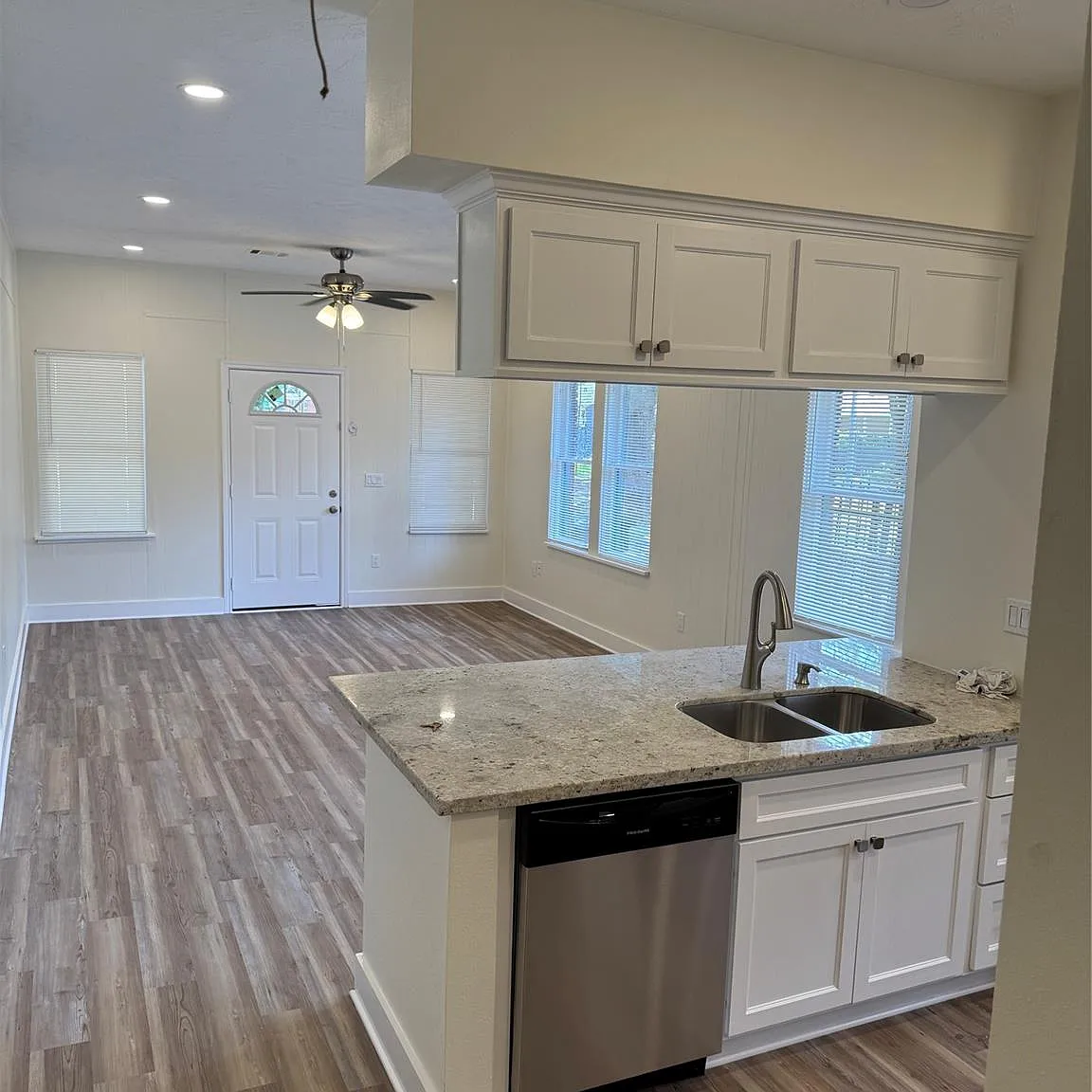 1 bed, 1.0 bath, 777 sqft, $1,295 — Photo 1