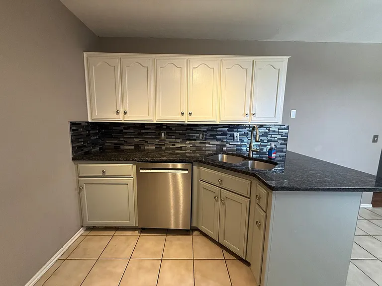 1404 SW 22nd St — Photo 11