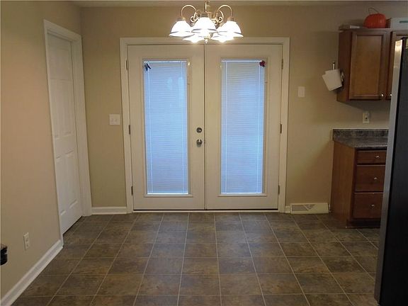 4th image of 826 Raymon Dr