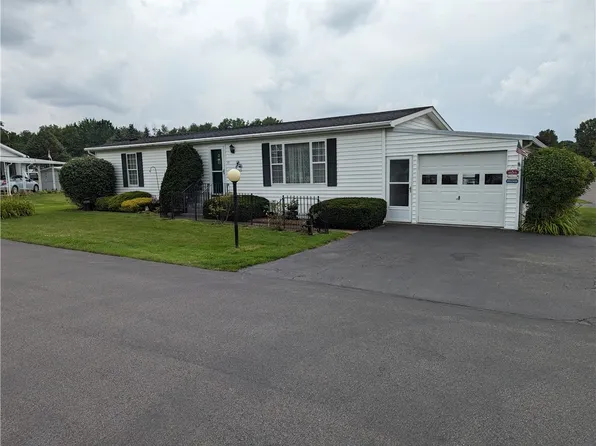 55 Woodside Dr, Bergen, NY 14416
