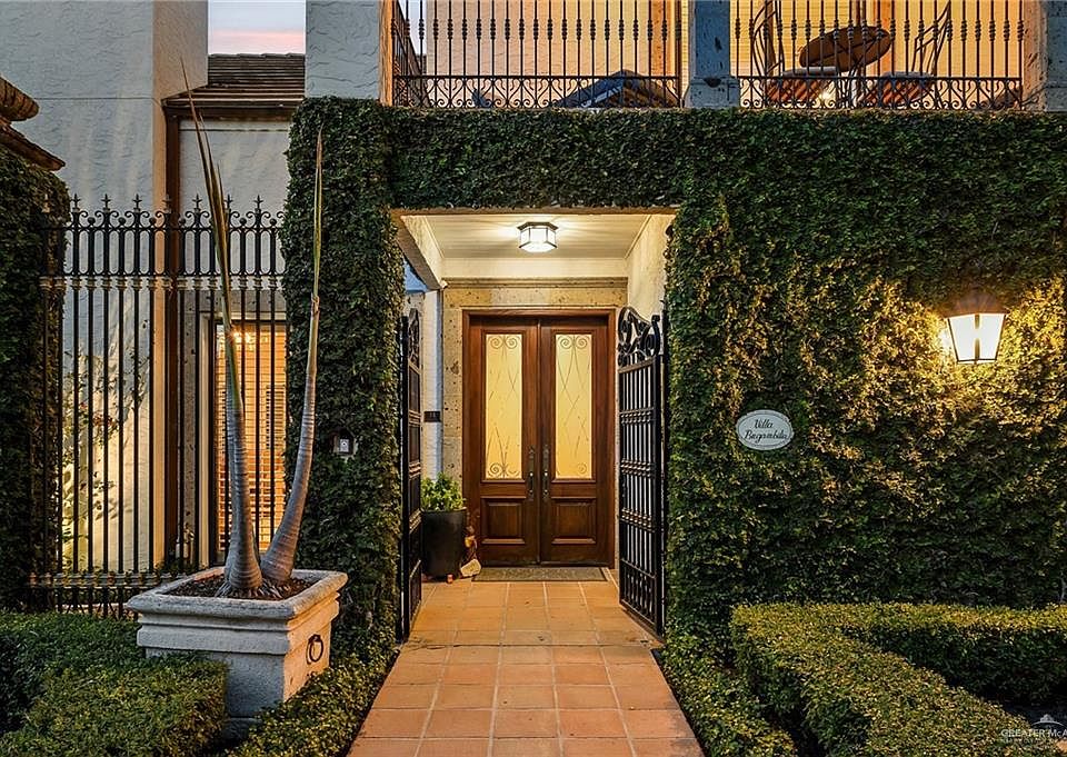 1st image of 31 Villas Jardin Dr