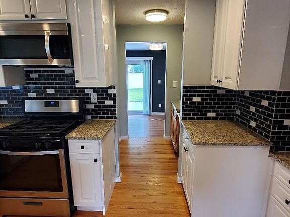 5th image of 916 E Brockton Ave