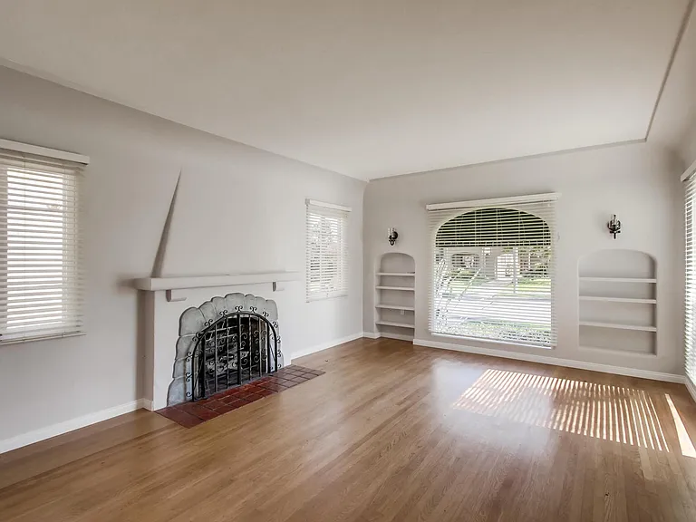 4854 Edgeware Rd — Photo 2
