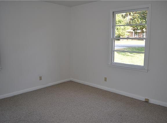 4th image of 115 Oak Park Dr