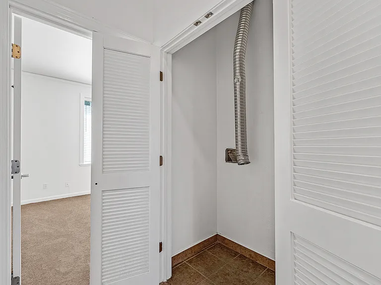1083 Hyde St — Photo 11