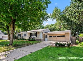 11141 Woodbushe Dr SE, Lowell, MI 49331
