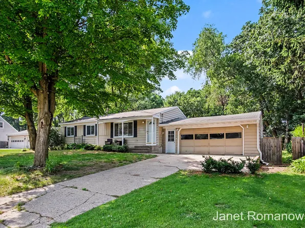 11141 Woodbushe Dr SE, Lowell, MI 49331
