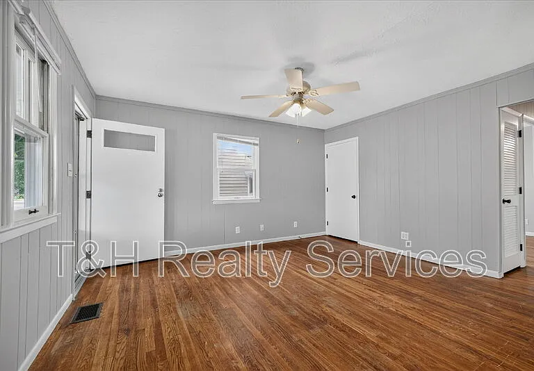 1819 Knox St — Photo 8