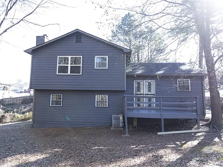 2761 Rockdale Dr — Photo 2