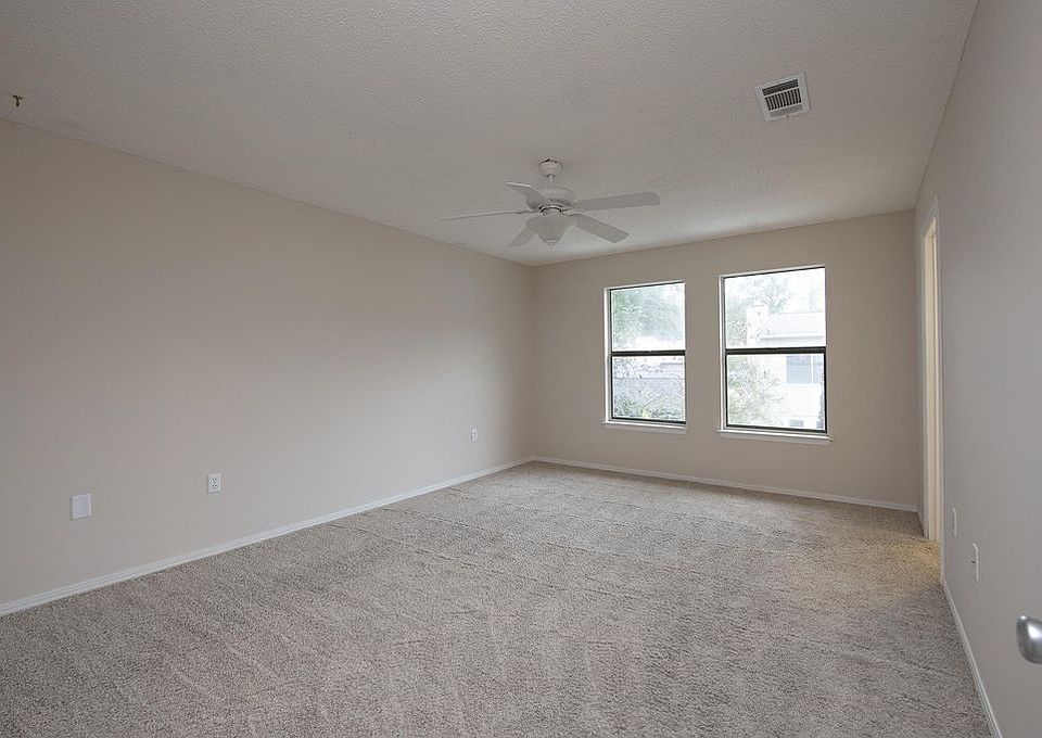 1st image of 946 Holbrook Cir