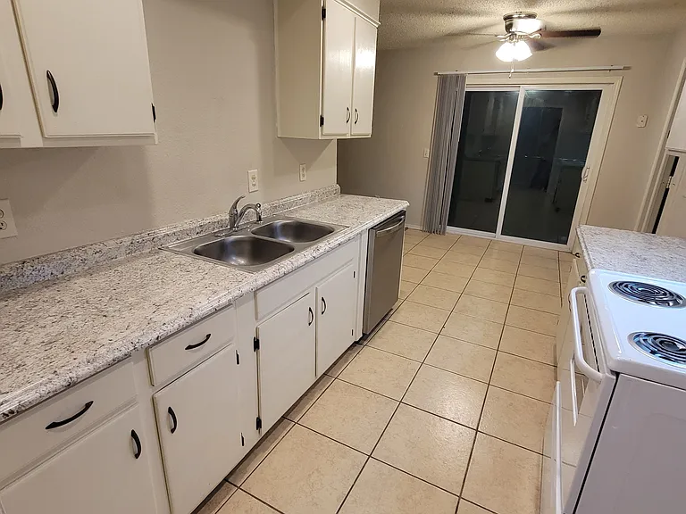 2908 Kathy Ln — Photo 9