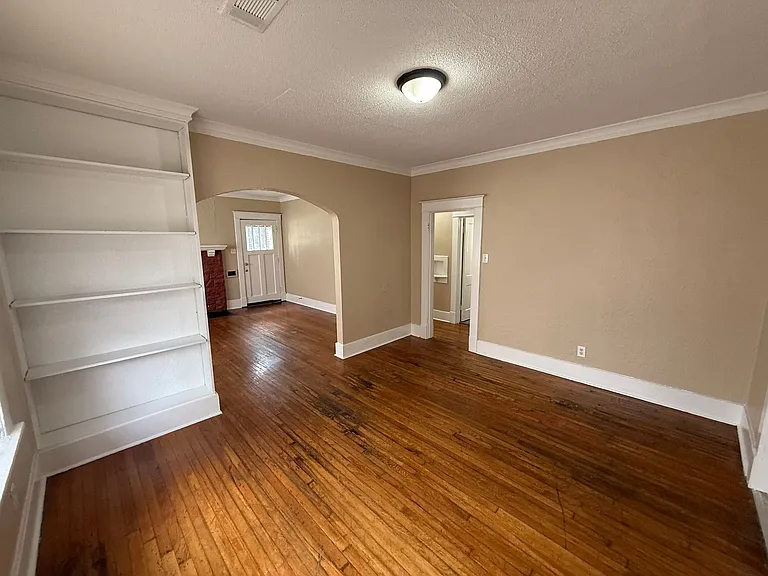 961 N Willett St — Photo 7