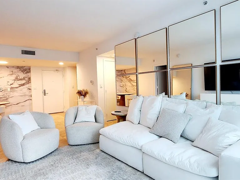 6801 Collins Ave #LPH05 — Photo 8