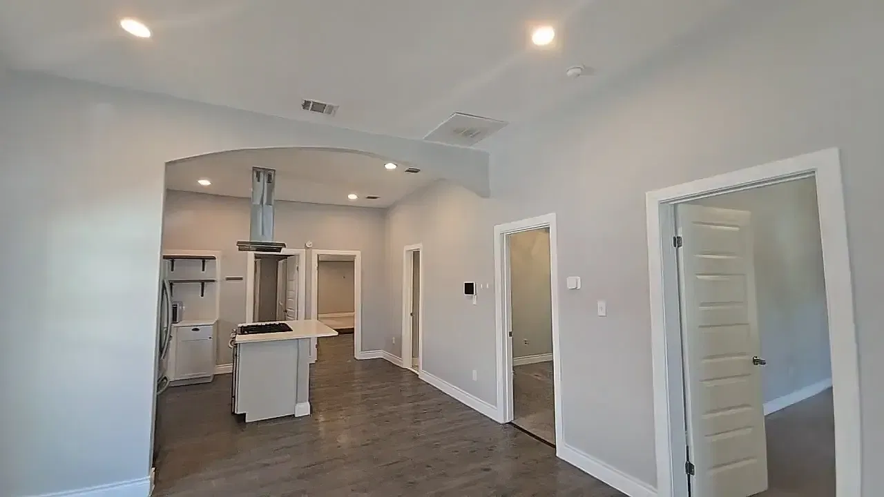 3 bed, 2.0 bath, 1527 sqft, $2,040 — Photo 2