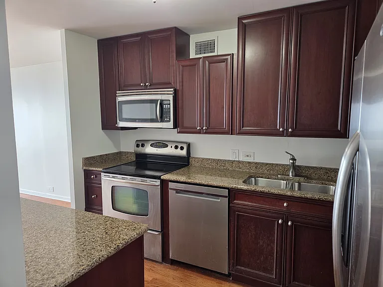 2020 N Lincoln Park W #23D — Photo 3