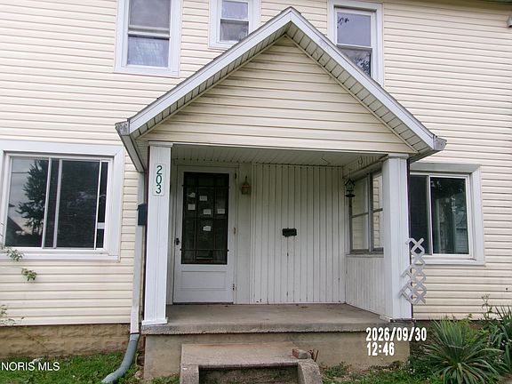 2nd image of 203 E Oak St
