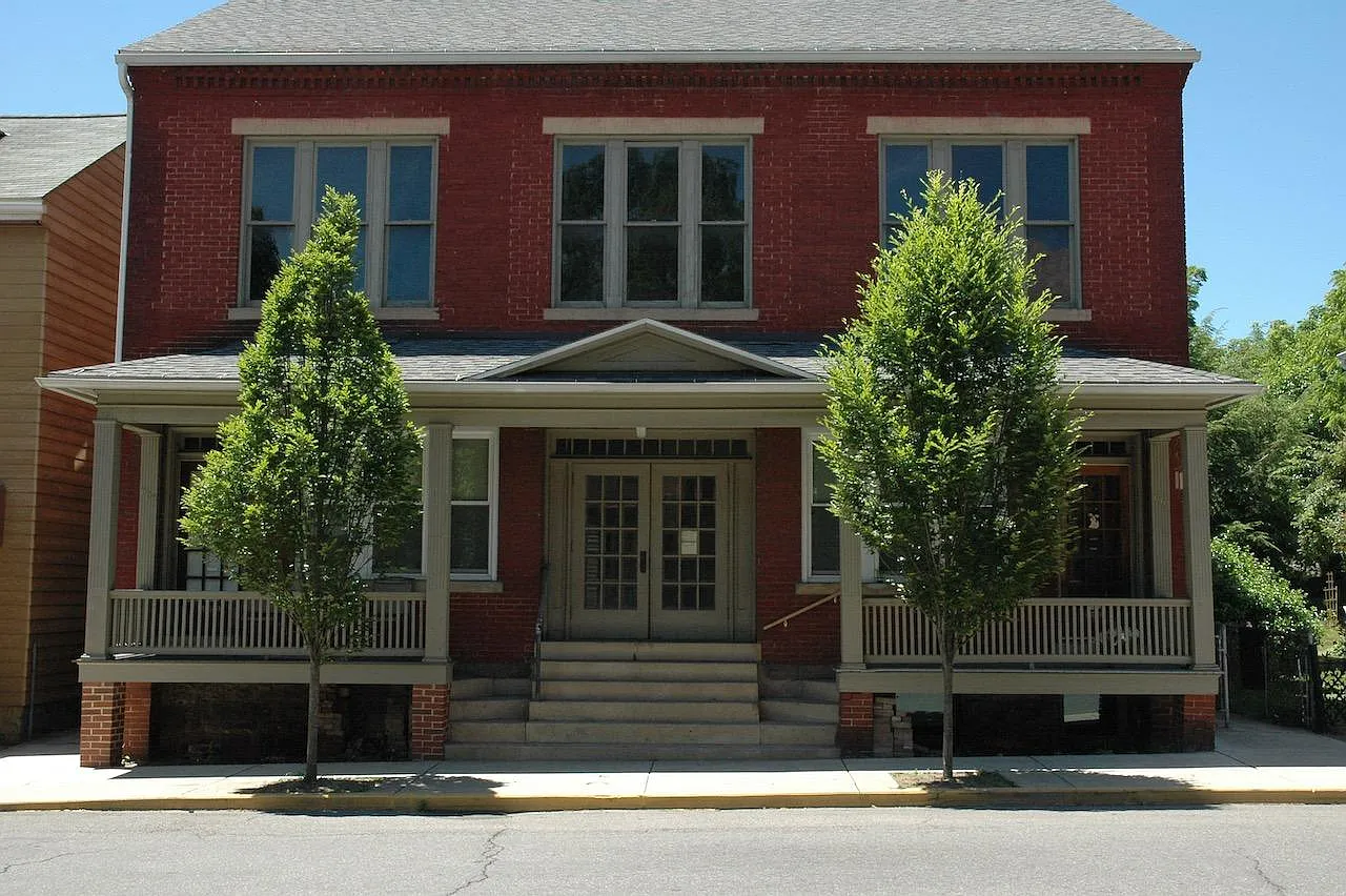 3 bed, 1000 sqft, $1,150 — Photo 1