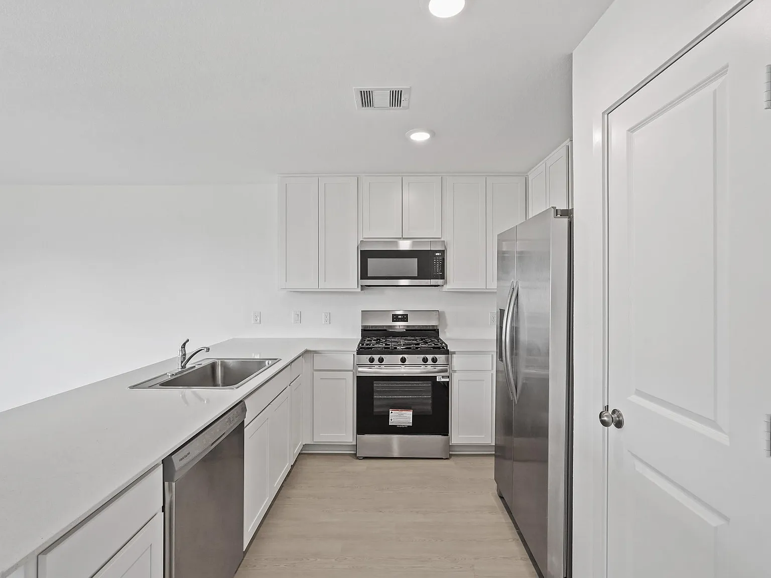 4 bed, 2.0 bath, 1656 sqft, $2,050 — Photo 4