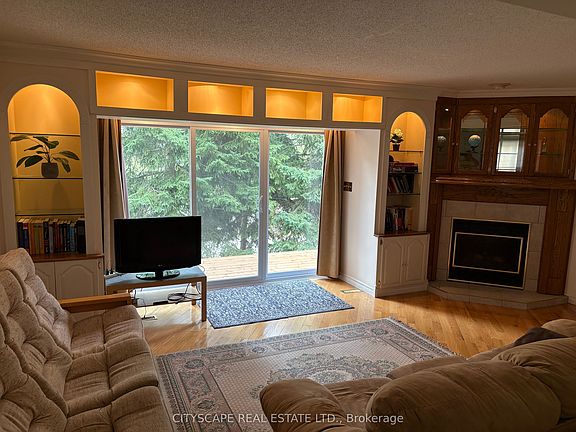 4th image of 250 Keats Way #17