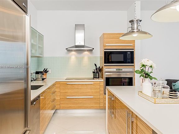 3rd image of 2020 N Bayshore Dr APT 1009