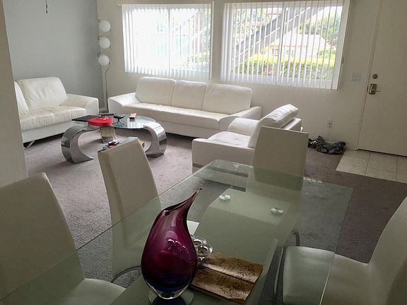 OPEN PLAN LIVING & DINING AREA