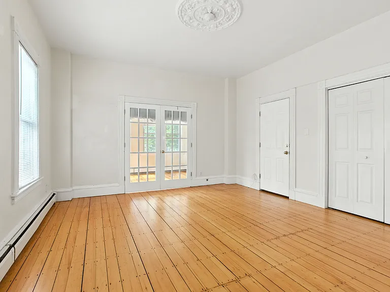 547 Broadway — Photo 12