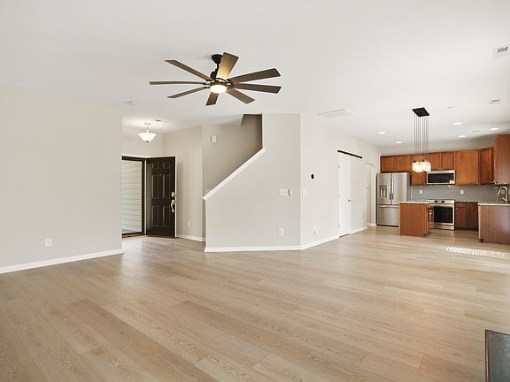 5th image of 2010 Woodsdale Dr