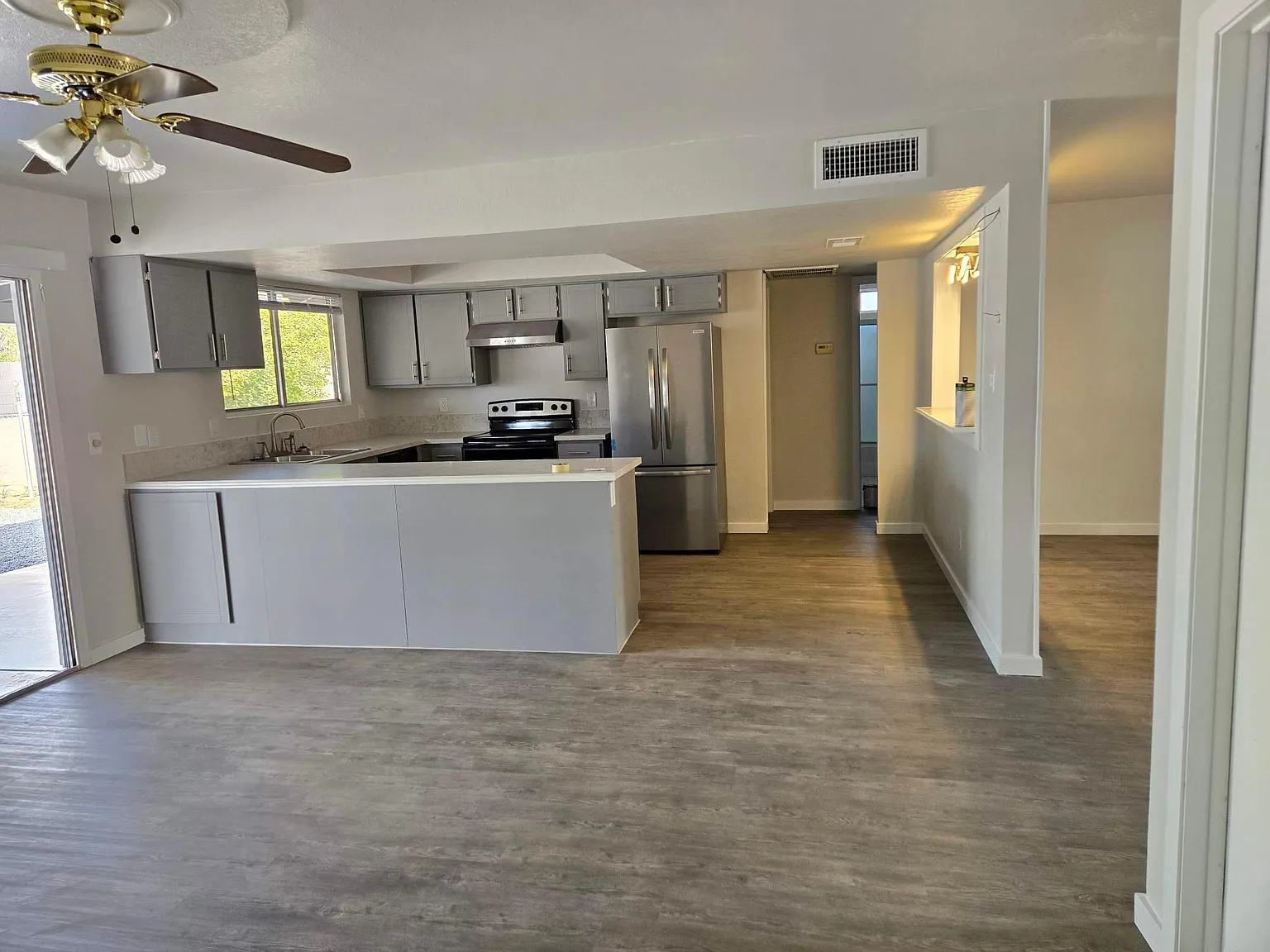 4 bed, 1921 sqft, $2,300 — Photo 3