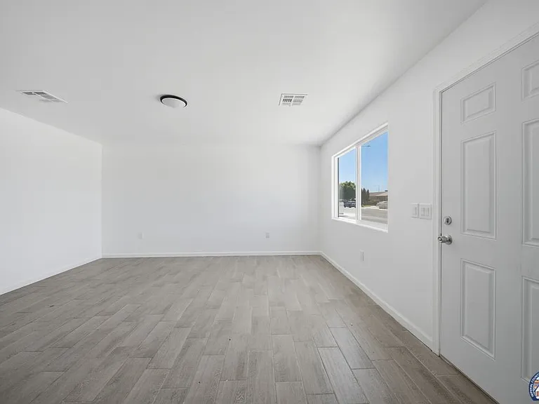 1077 Wozencraft St — Photo 6