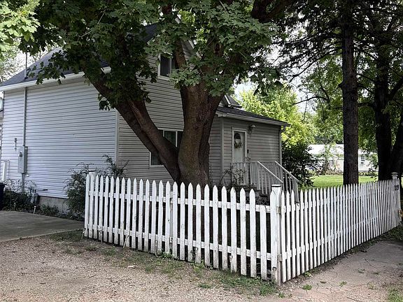 3rd image of 309 7th Ave W