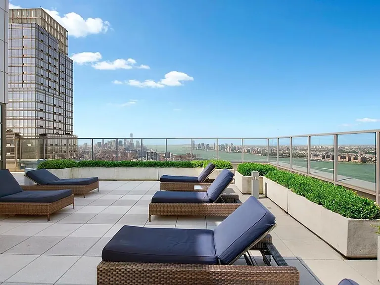 635 W 42nd St #22H — Photo 5