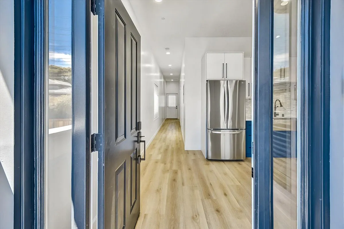 3 bed, 1577 sqft, $3,300 — Photo 2