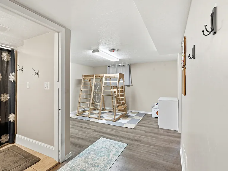 270 E 700 N — Photo 21