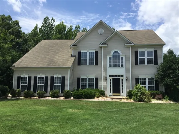 1009 Yarrow St, Matthews, NC 28104