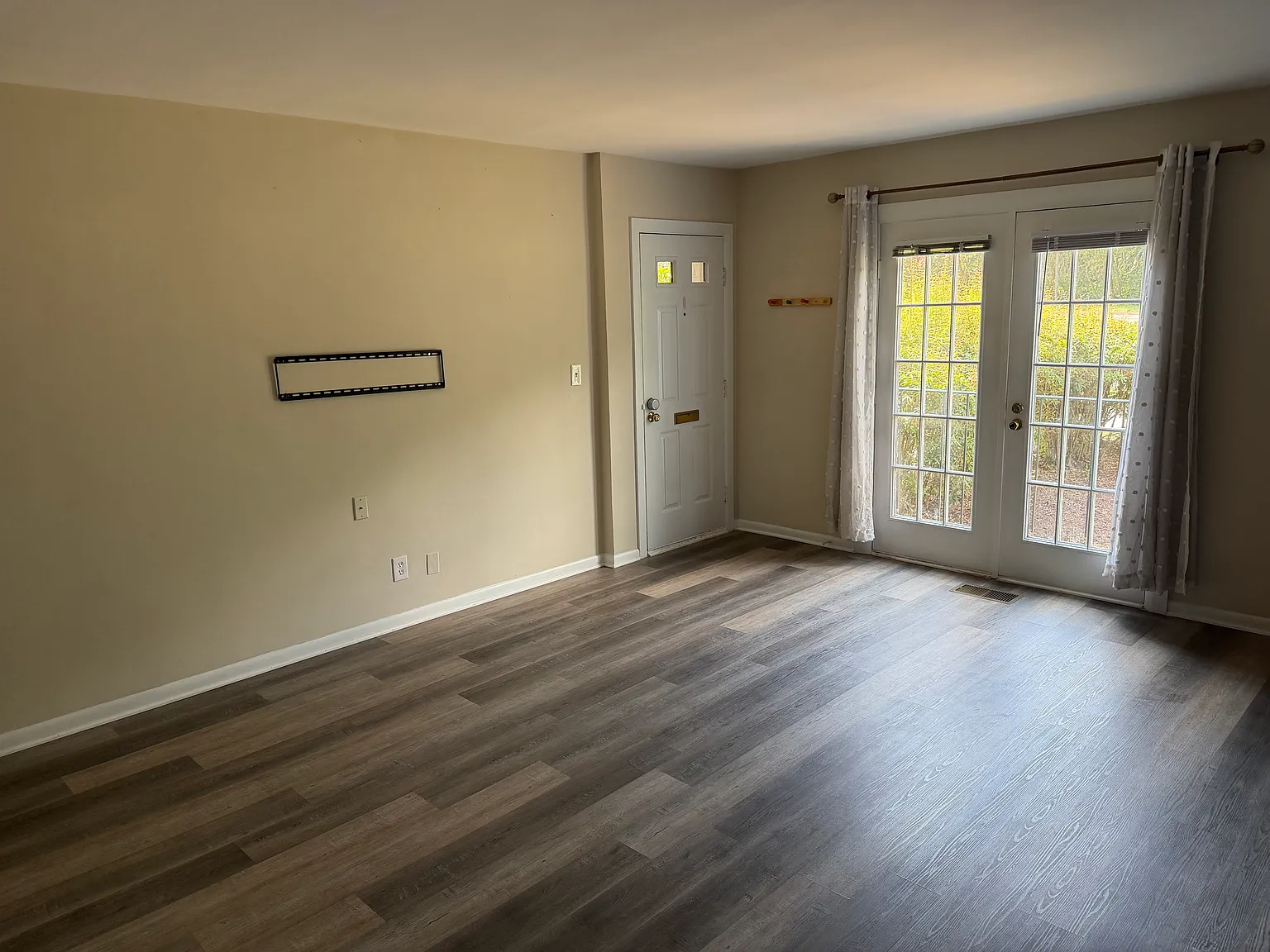 2 bed, 755 sqft, $2,400 — Photo 3