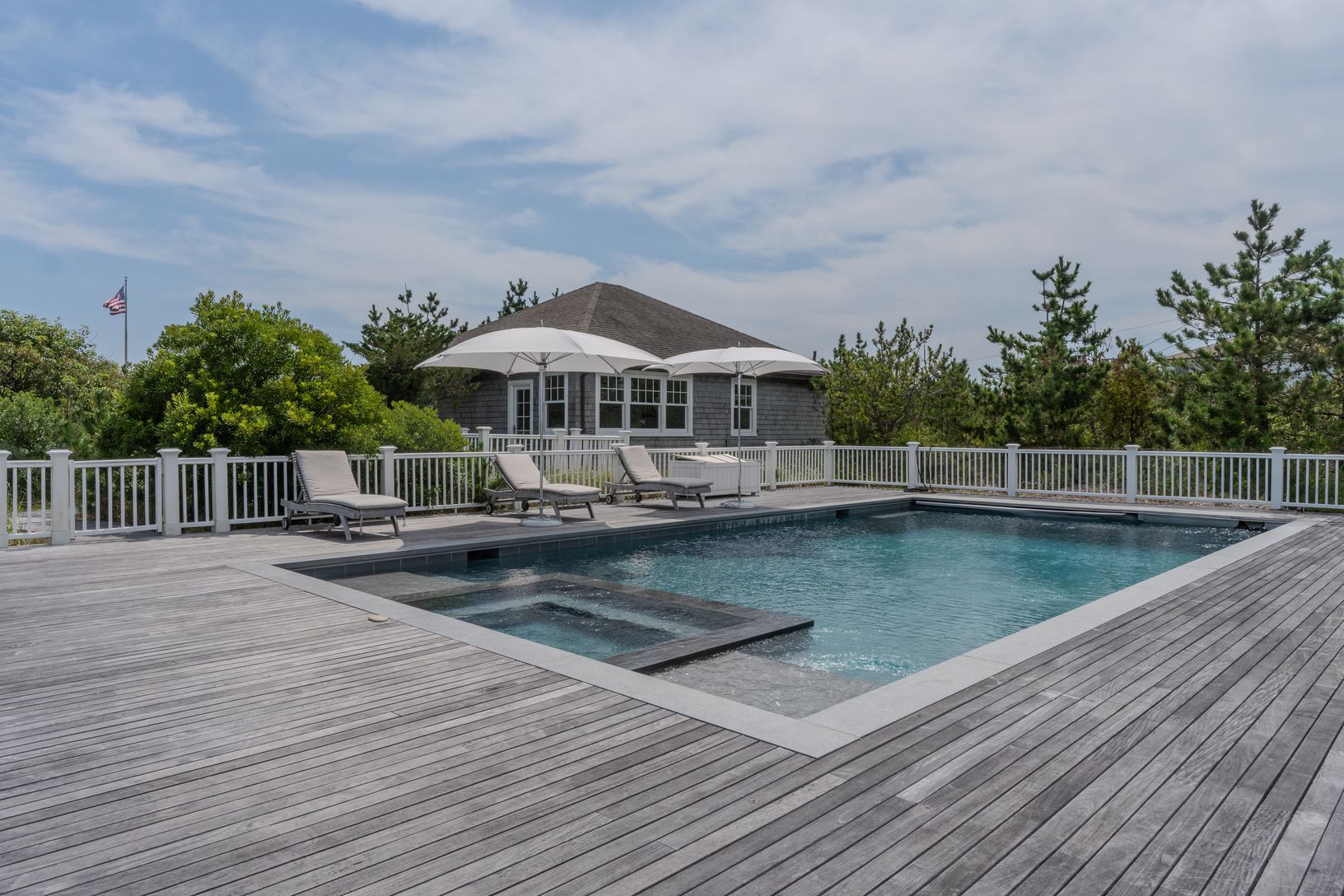  Heated Gunite Pool & Jacuzzi