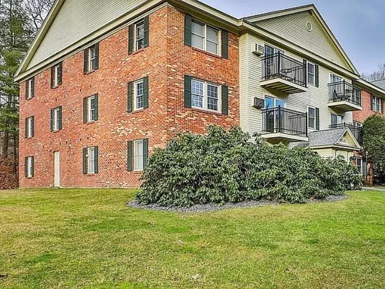 3 Oak Hill Ln #302 — Photo 11
