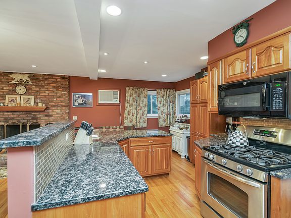 5th image of 12 Hoyer Ave