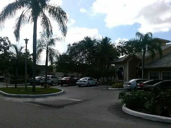 3rd image of 250 Palm Cir W APT 107