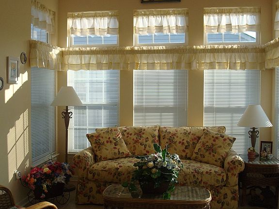 3rd image of 8 Applewood Ln