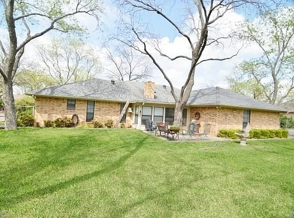SUPER SIZE PATIO AND BACK YARD FENCED