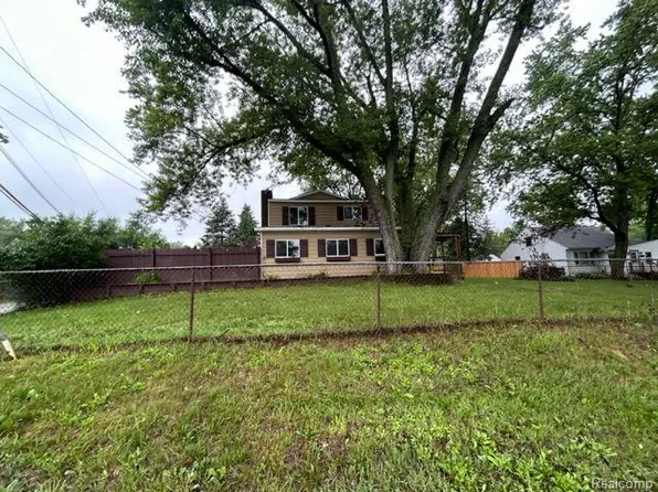 5701 Carroll Lake Rd, Commerce Township, MI 48382