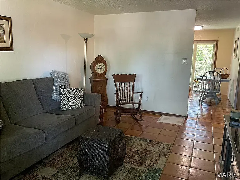 220 Suppiger Ln — Photo 6