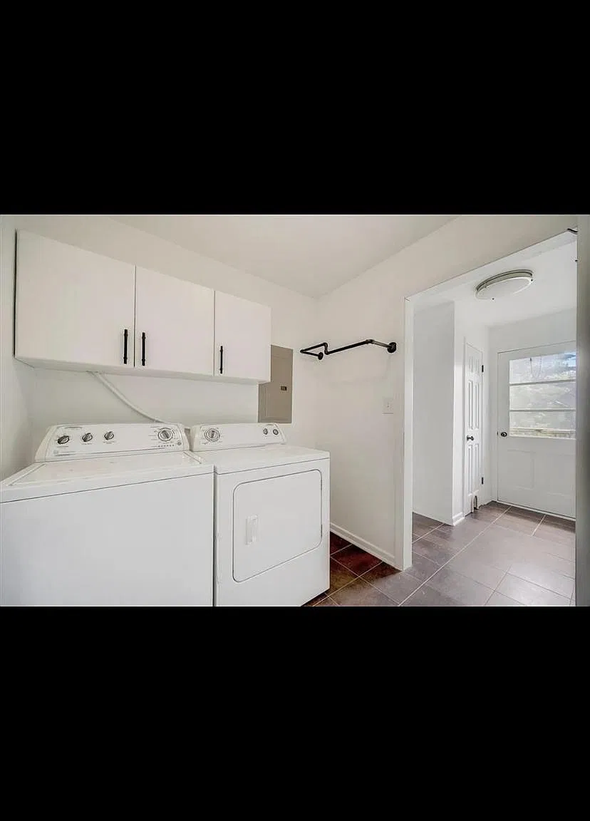 4 bed, 2328 sqft, $2,800 — Photo 2