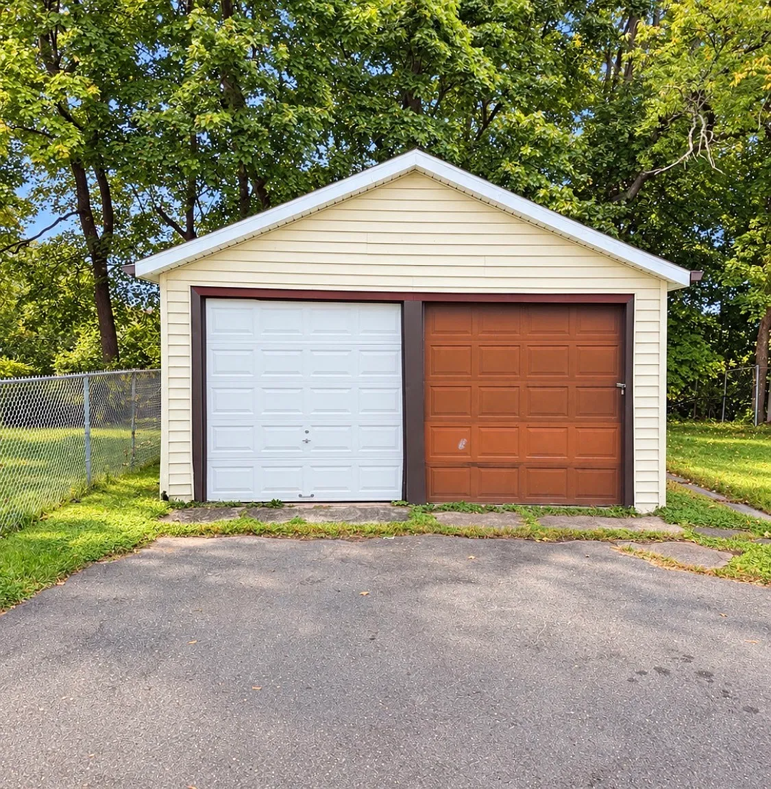 3 bed, 1.0 bath, 1142 sqft, $1,700 — Photo 2