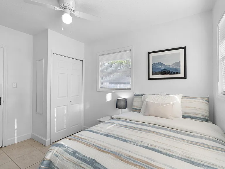 Standard full room with desk, mini-fridge & closet clean, bright & peaceful stay in Sanford, FL