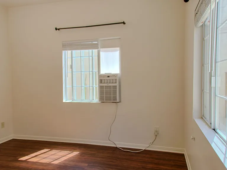 Garfield Avenue Apartments — Photo 34