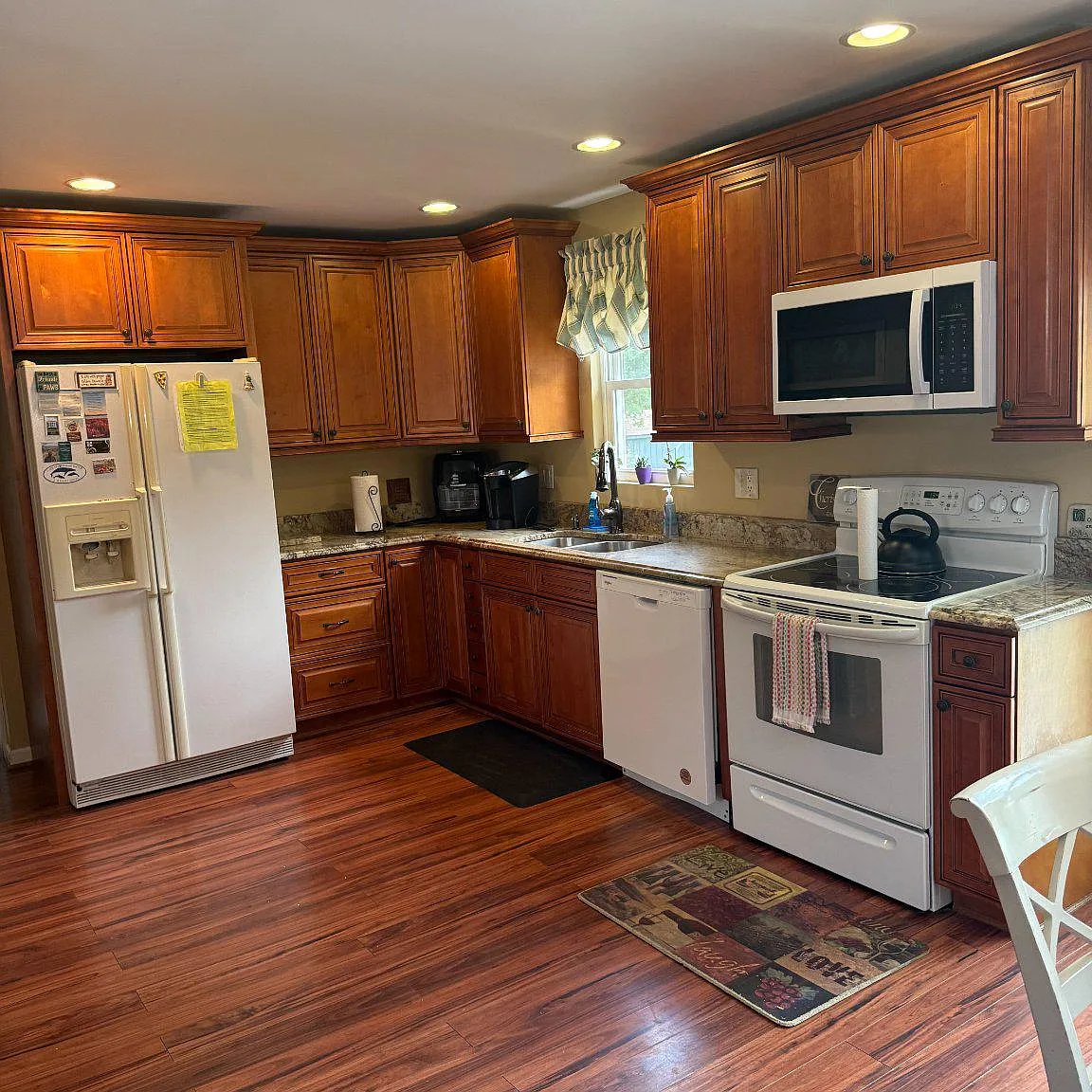 3 bed, 1.0 bath, 948 sqft, $2,600 — Photo 2