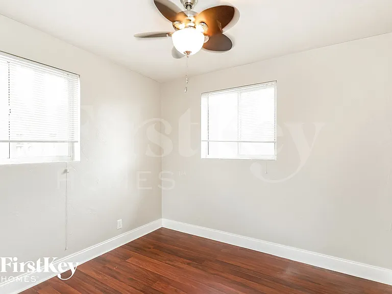 3763 SW 17th St — Photo 8