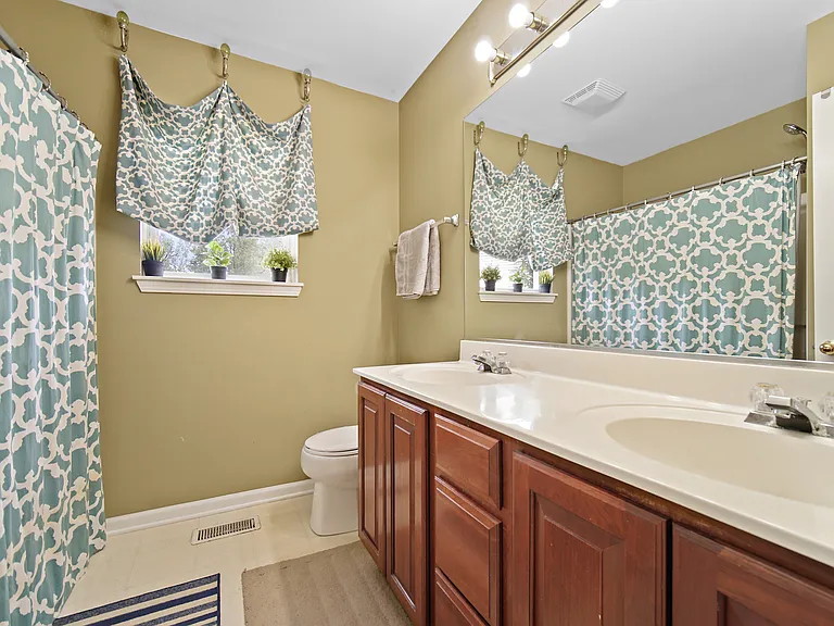 1044 Oakhill Dr — Photo 24